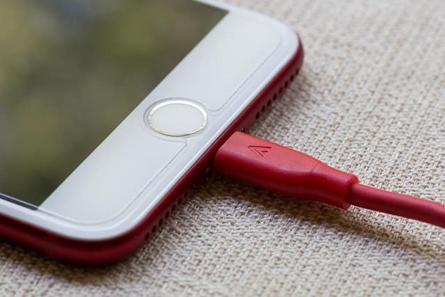 스마트폰에 연결된 USB 충전 케이블