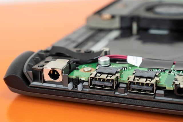 컴퓨터 USB 포트에 케이블이 연결된 모습