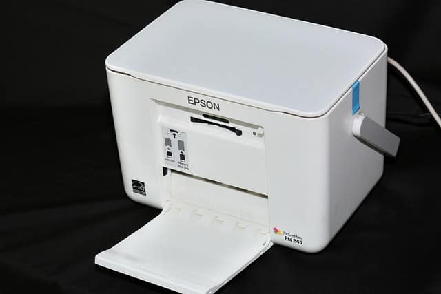 USB 케이블로 컴퓨터와 연결된 프린터