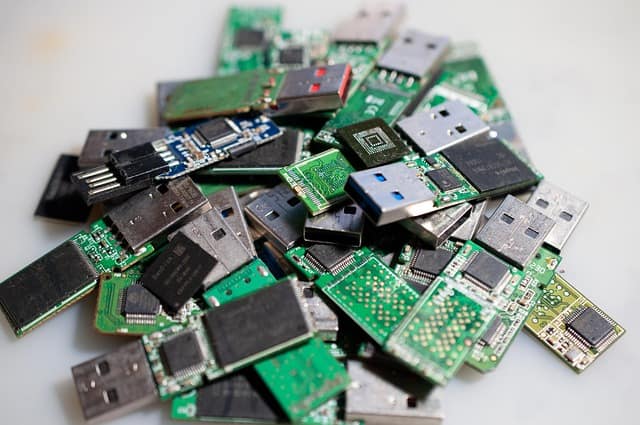 컴퓨터 USB 포트에 연결된 USB 메모리